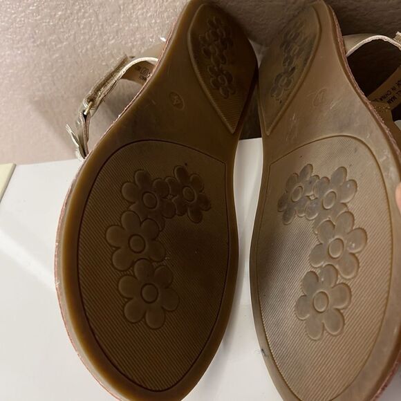 🌟B1G1 free RACHEL SHOES ROMI gold flower Velcro strap SANDALS size 4 - Picture 4 of 5